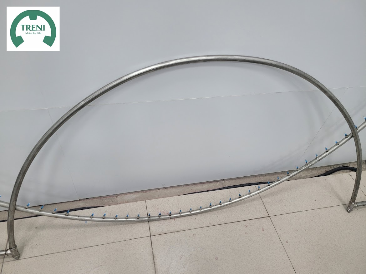 Khung cong ống kim loại tích hợp các đầu phun nước