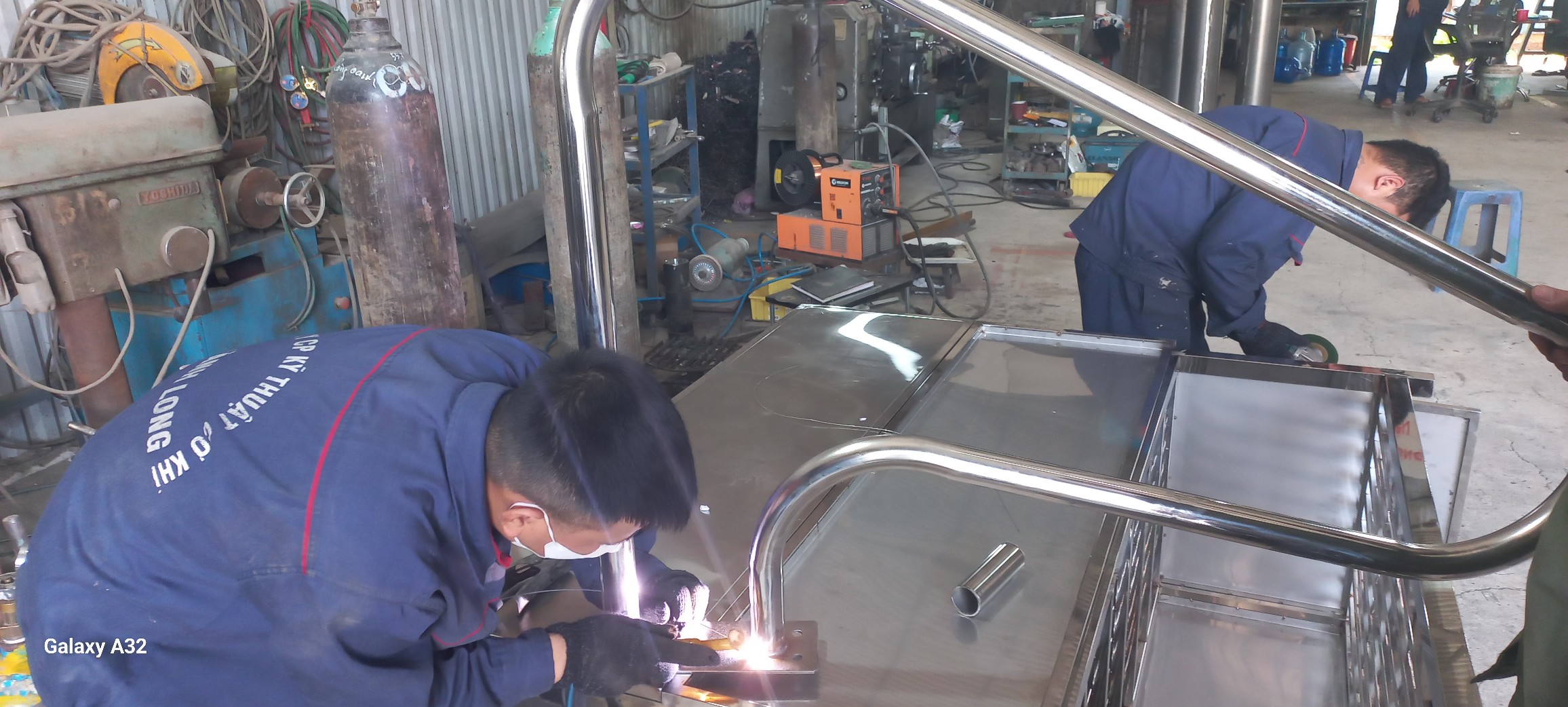 Thợ TRENIMETAL thực hiện gia công hàn inox theo yêu cầu